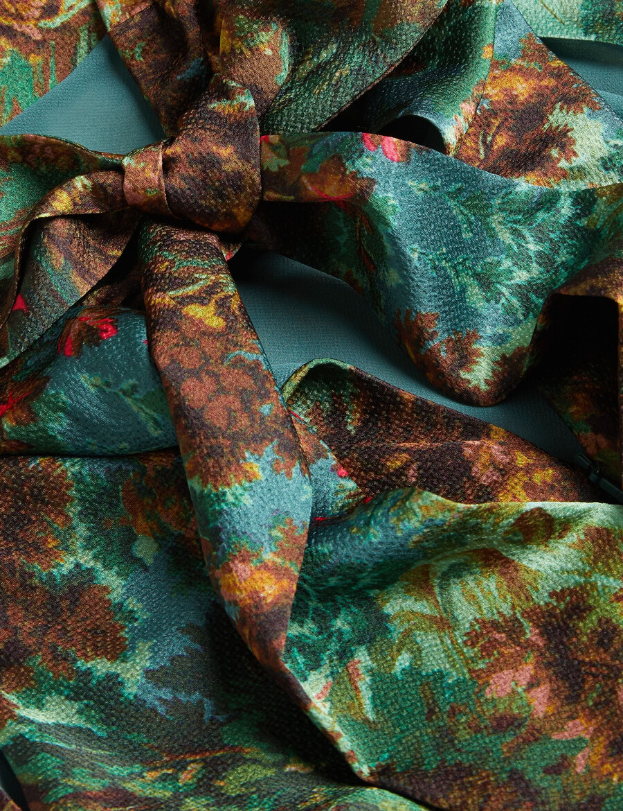 eyva - vestido midi de cetim estampado com gola alta