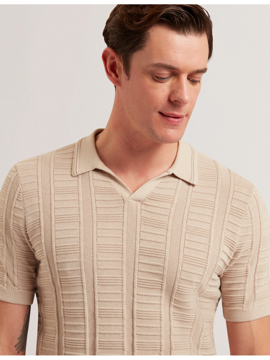 ruzza - polo texturizado com gola aberta de curta duração