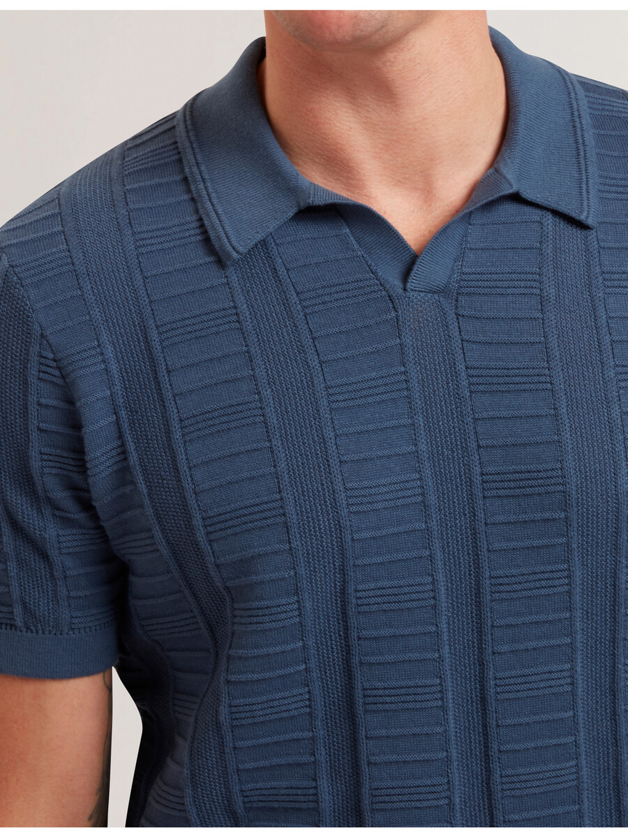 ruzza - polo texturizado com gola aberta de curta duração