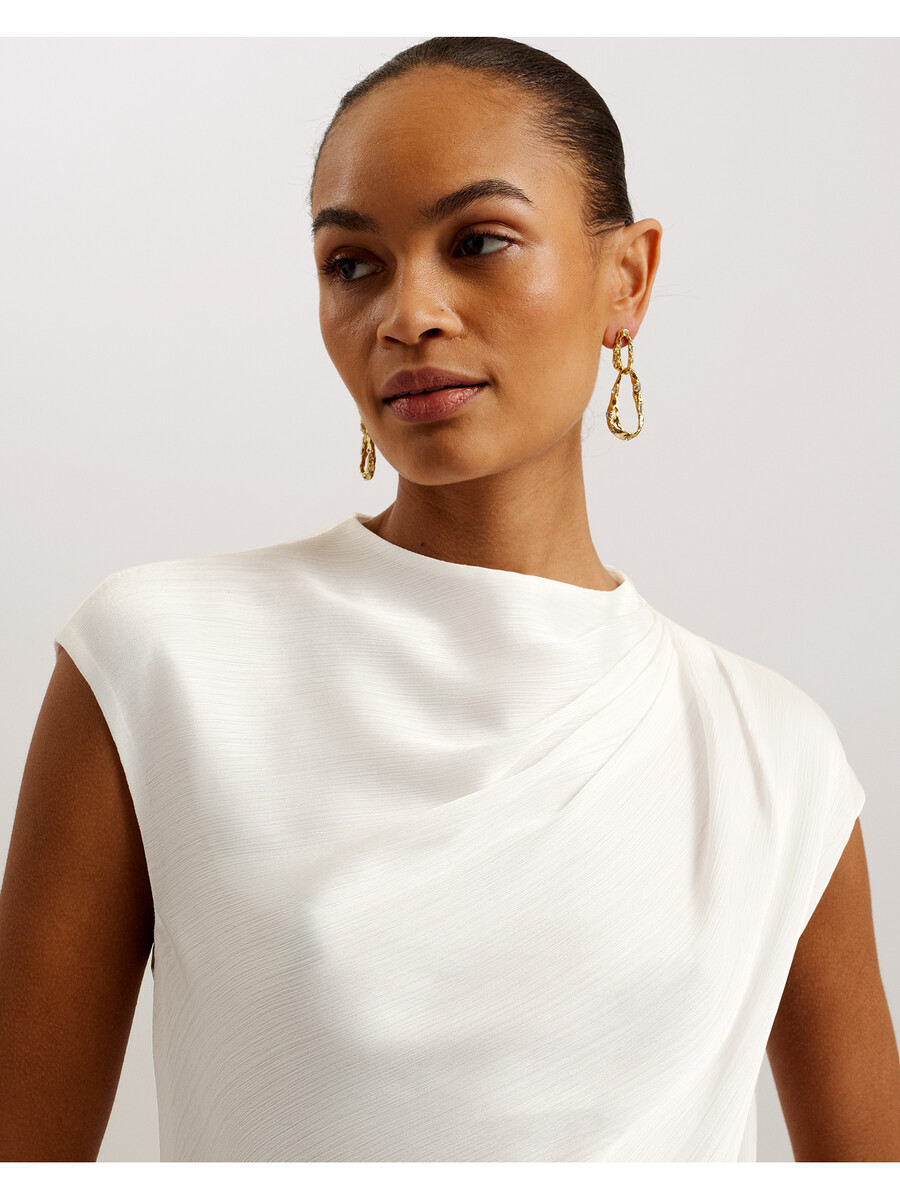 misrina - blusa de cetim com detalhe drapeado no decote