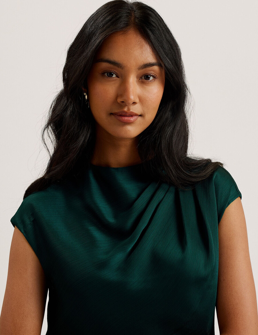 misrina - blusa de cetim com detalhe drapeado no decote