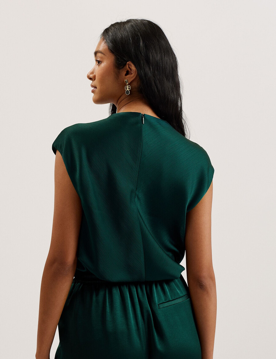 misrina - blusa de cetim com detalhe drapeado no decote