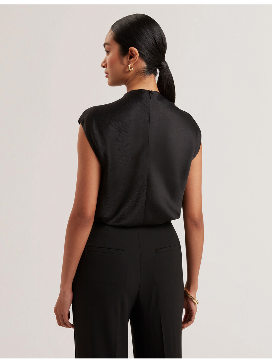 misrina - blusa de cetim com detalhe drapeado no decote